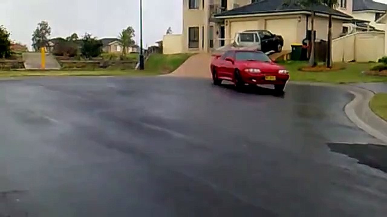 Skyline R32 GTS-T having fun in the rain