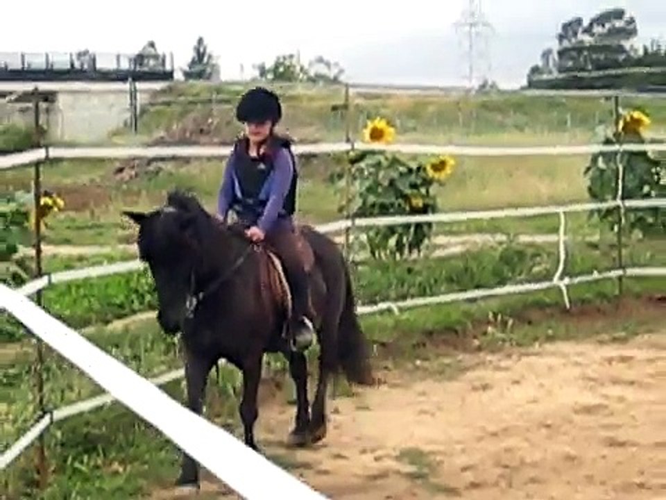 MI NIÑA MONTANDO A CABALLO...