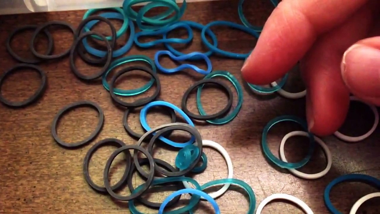 How to make a fish tail rainbow loom bracelet on your fingers