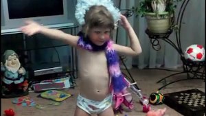 Ребёнок танцует. Смешные дети видео. The child dances. Funny children videos.
