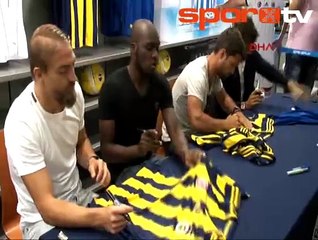 İmza töreninde F.Bahçe'li futbolculara yoğun ilgi!
