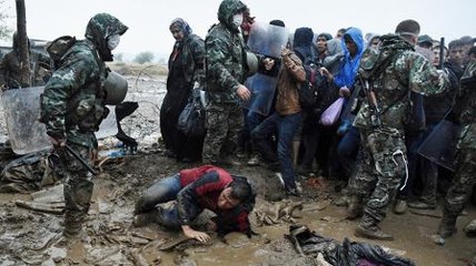 Macedonia mulls border fence as refugee influx continues