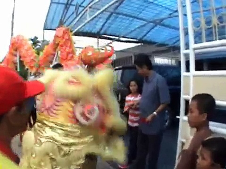 Barongsai Kunjungi Rumah Warga.wmv