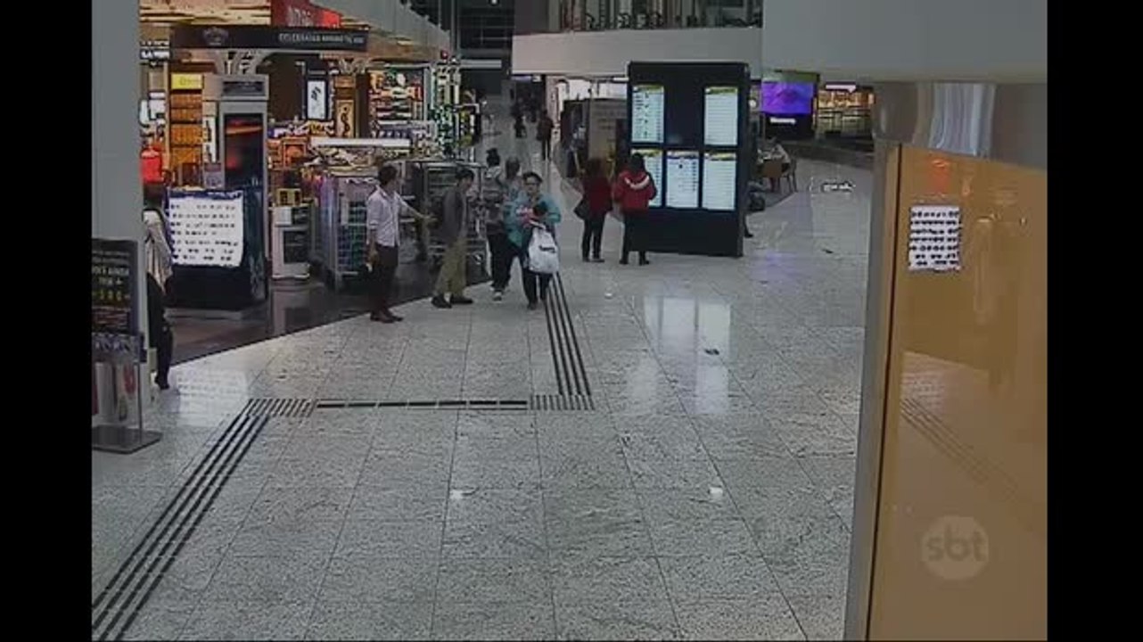Pais de menino encontrado morto em freezer fogem do país