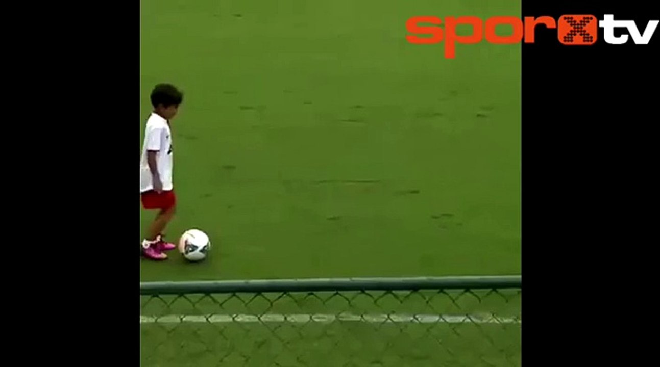 Ronaldinho ve minik hayranından futbol şov!...