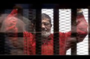 بالفيديو بعد حادث النائب العام مرسى يشير بعلامة الذبح من داخل القفص  (شاهد تفاصيل الخبر)
