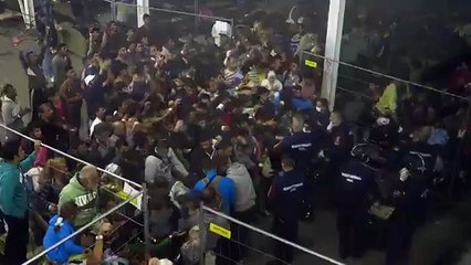 Cảnh sát ném đồ ăn cho người tị nạn như bố thí