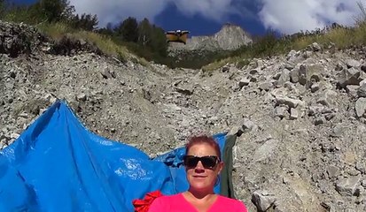 14 wingsuiters passent à quelques mètres d'une femme