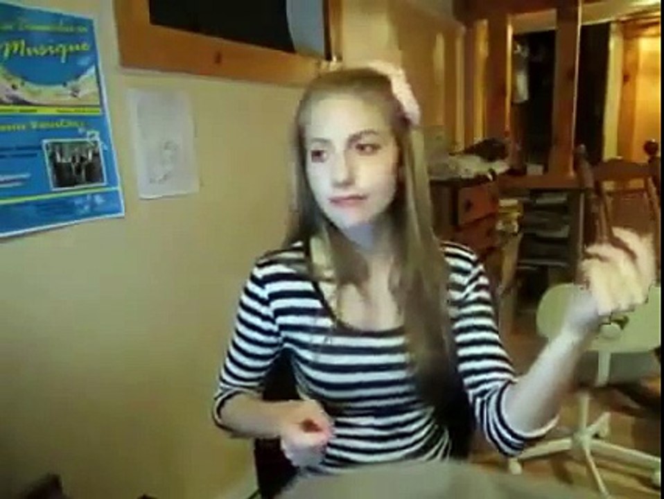 Mukkala Mukkabala  - Kadhalan - Cute Foreign Girl Singing