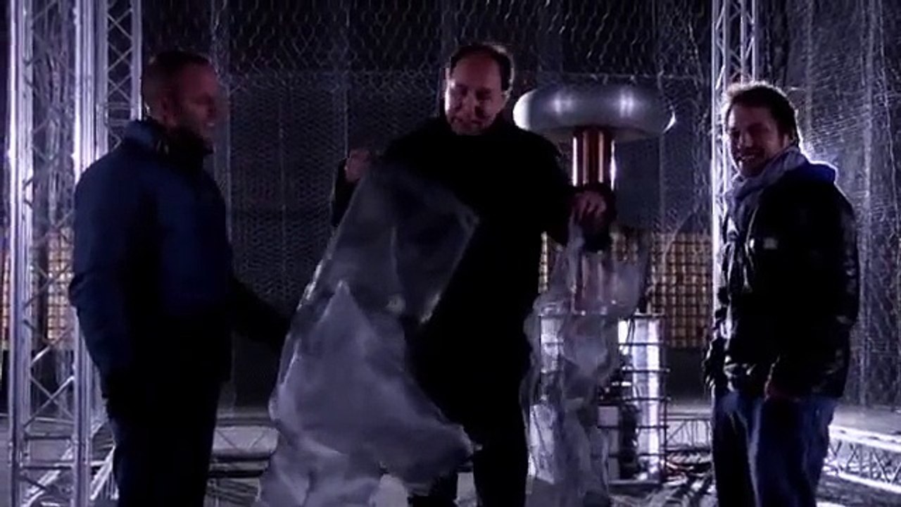 Staf laat 500.000 volt op zich los! | Het Lichaam van Coppens | VTM