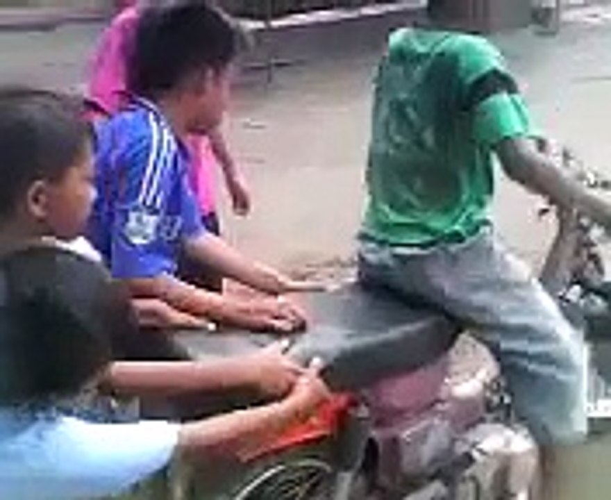 Video Lucu Anak Kecil Drag Motor