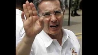 Álvaro Uribe pactó con EEUU castigar a Chávez