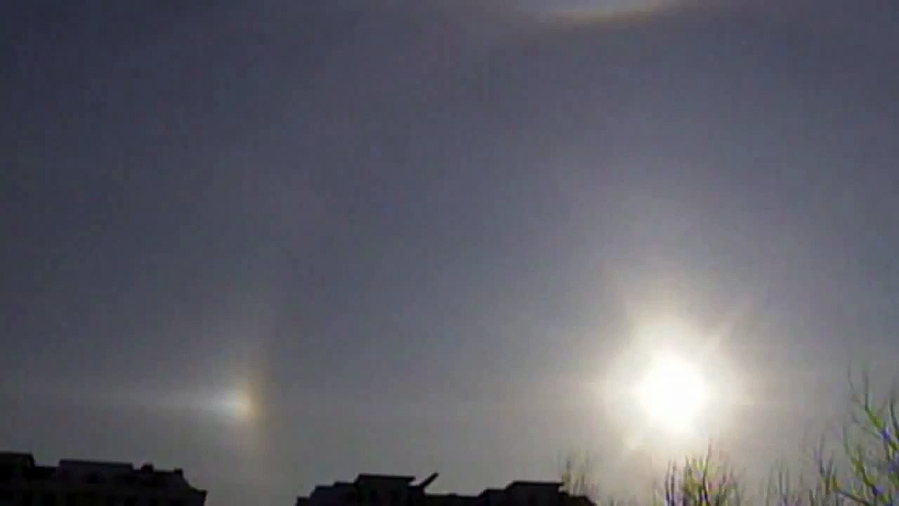Triple suns over China HD