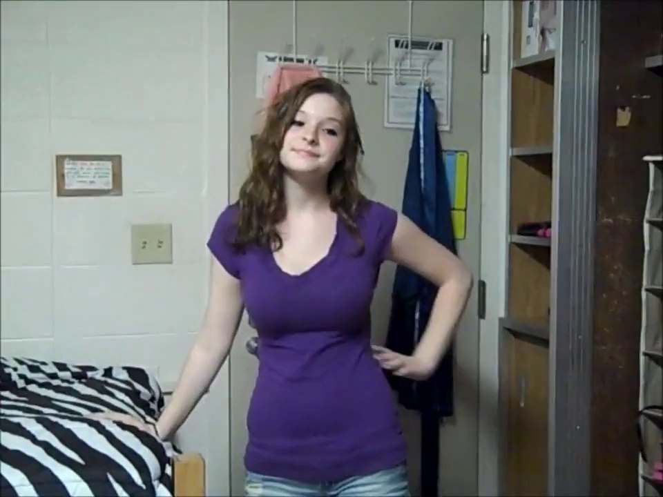 Dorm Tour & Meet My Roommate!