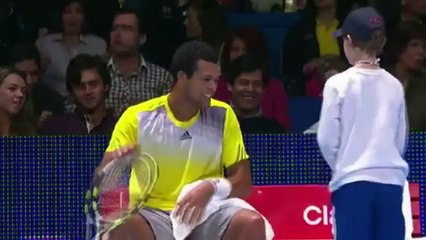 Tsonga eats a Kinder Bueno® during a match