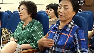 Пенсионеров в Южной Корее учат растить младенцев