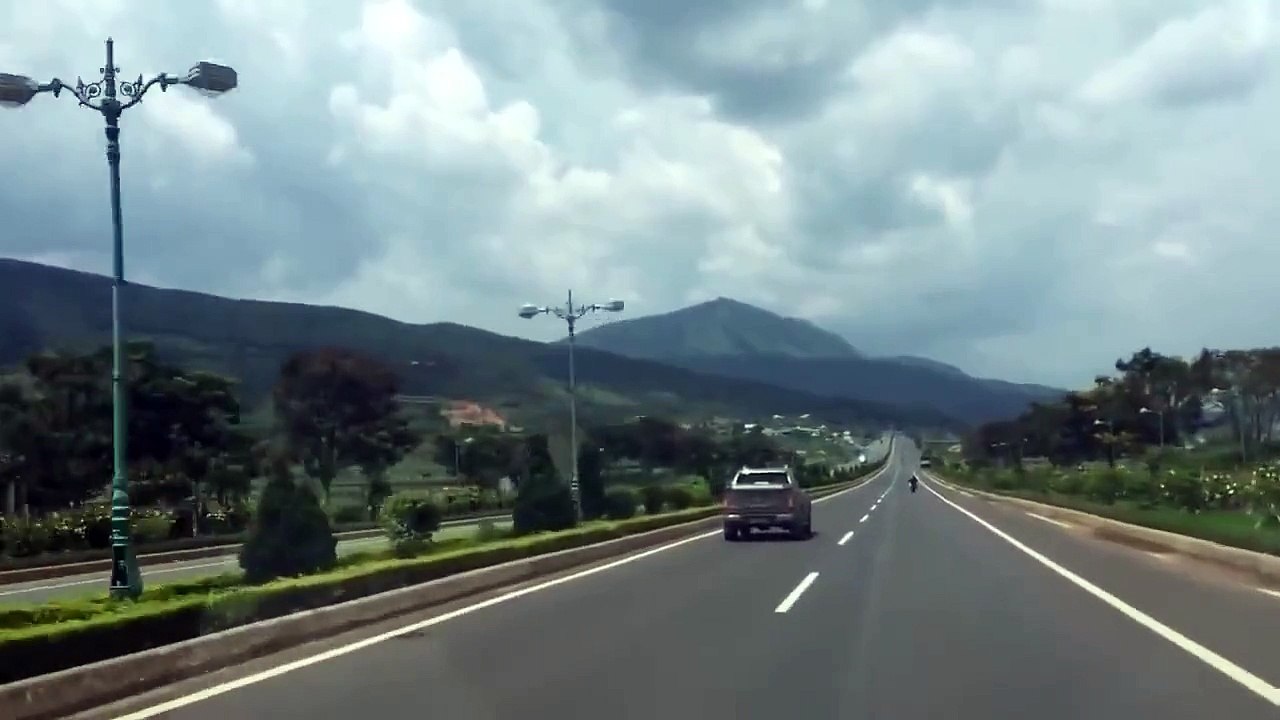 Mô Tô Phân Khối Lớn Chạy Tốc Độ Cao Trên Cao Tốc Liên Khương Đà Lạt