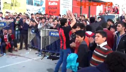 Stada giremeyince vinç getirip maçı izlediler