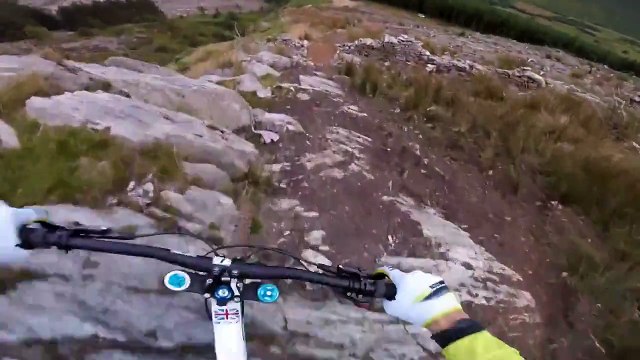 Gee Atherton teste la descente la plus dangereuse du monde