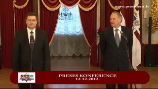 Valsts prezidents atbild uz žurnālistu jautājumiem 12/12/2012