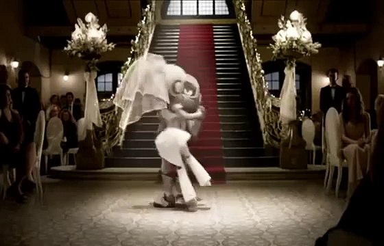 Çelik & Çeliknaz Dansı Yeni Yıl 2014 - Arçelik Reklamı