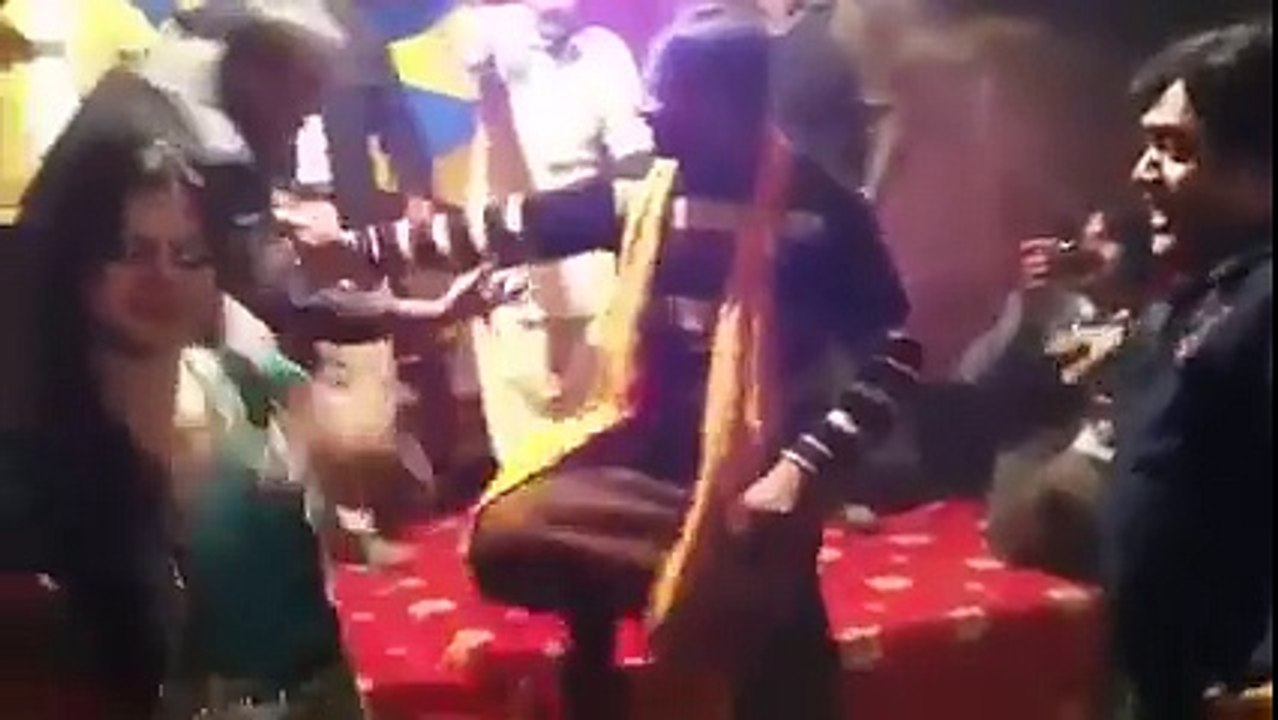 ہے کوئی مقابلے والا آج اس کے ڈانس میں