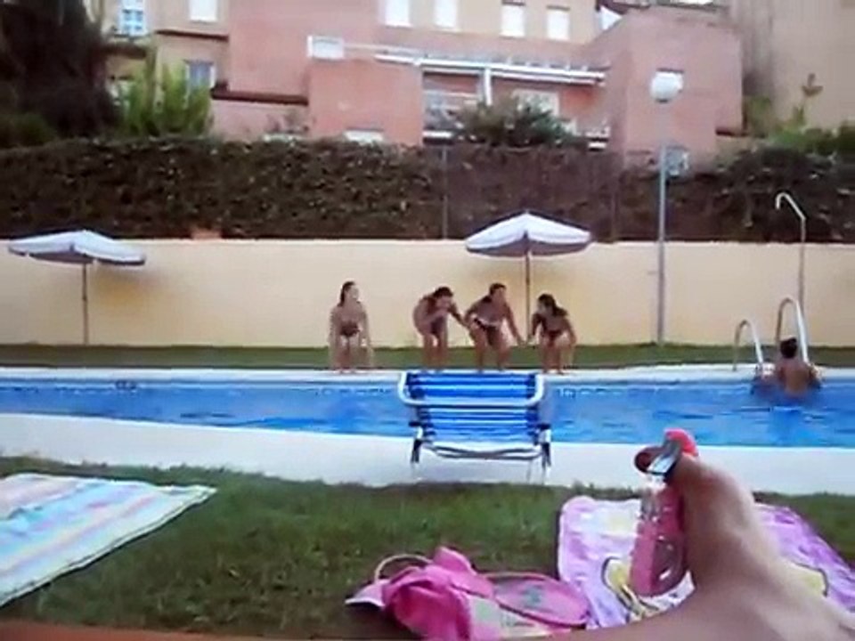 locas en la piscina verano 2011
