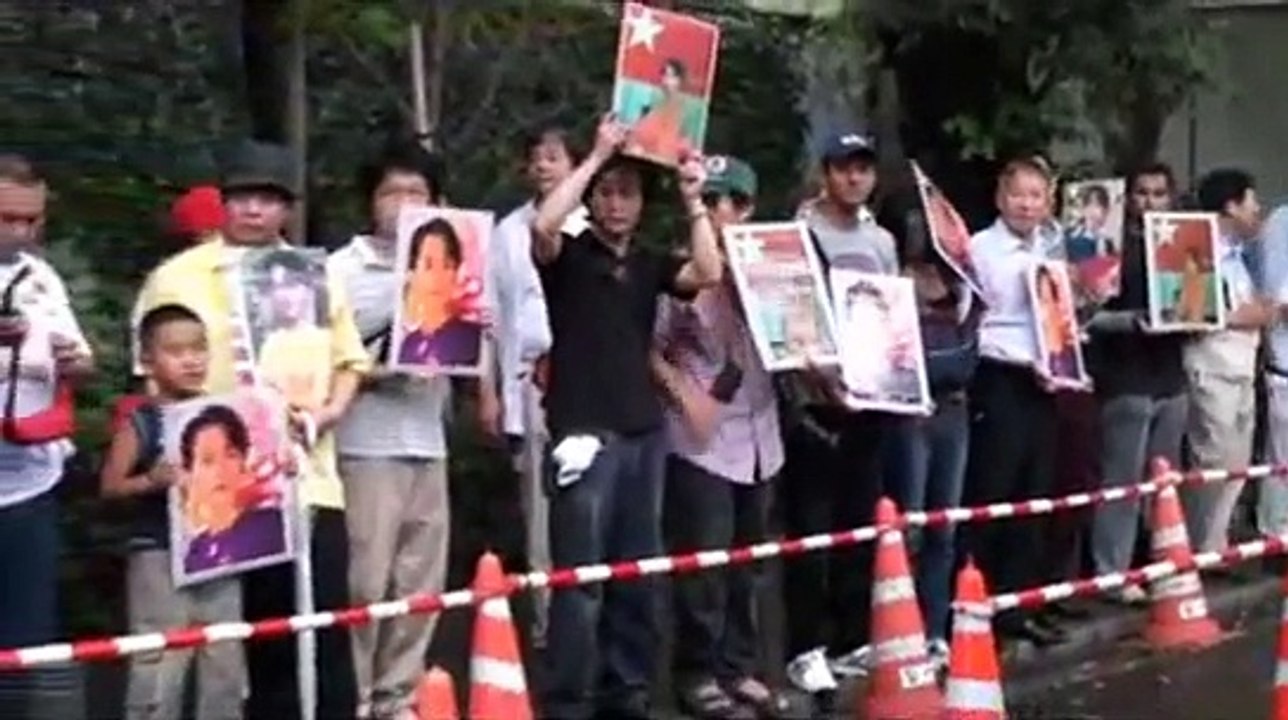 Myanmar8888(Demo of SPDC's dicision for Daw Aung San Suu Kyi)11-8-2009 part1