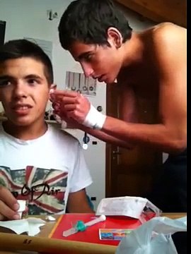 Piercing trago fai da te(homemade Tragus piercing)