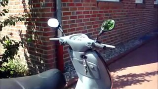 Roller ohne Auspuff / Scooter without Exhaust [Piaggio Sfera RST 50]