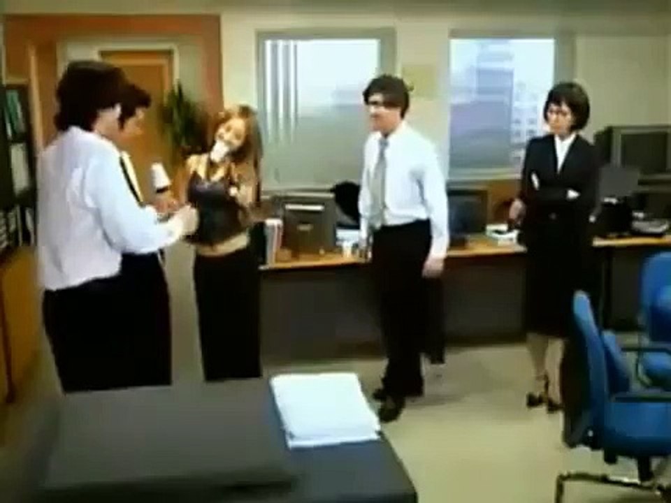 办公室里有如此性感女人 你还能安心工作吗