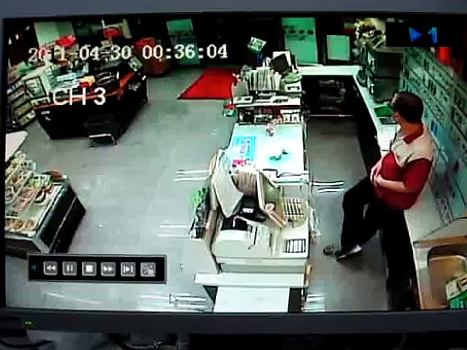 超商店員慘遭不良少年持西瓜刀恐嚇嗆聲