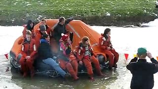 Recordpoging nautisch onderwijs in een reddingsvlot.