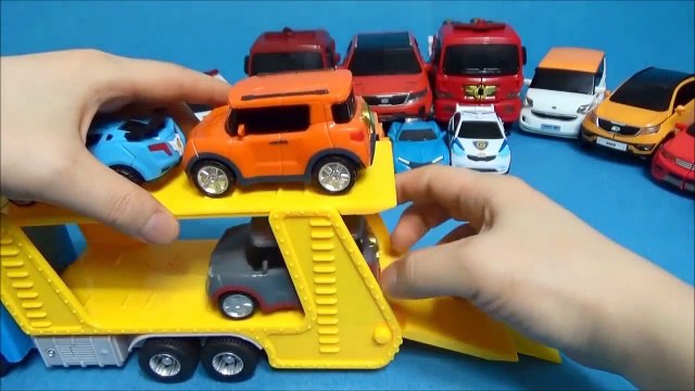 Ou robot transporteur de voitures publier une conduite d'un véhicule de transport ou un robot voitures de transport pour le casting. Tobot Transporteur de Voiture de jouet