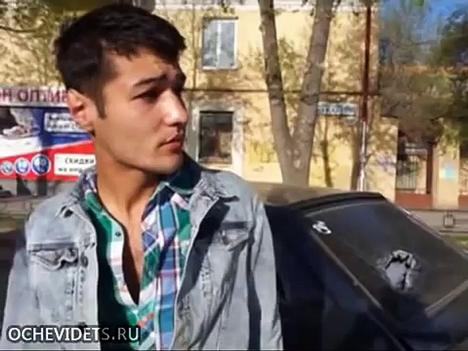 Агрессивный водитель разбил чужую машину топором