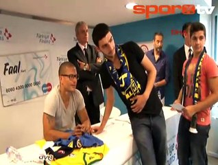 Alex hayranlarına imza dağıttı!