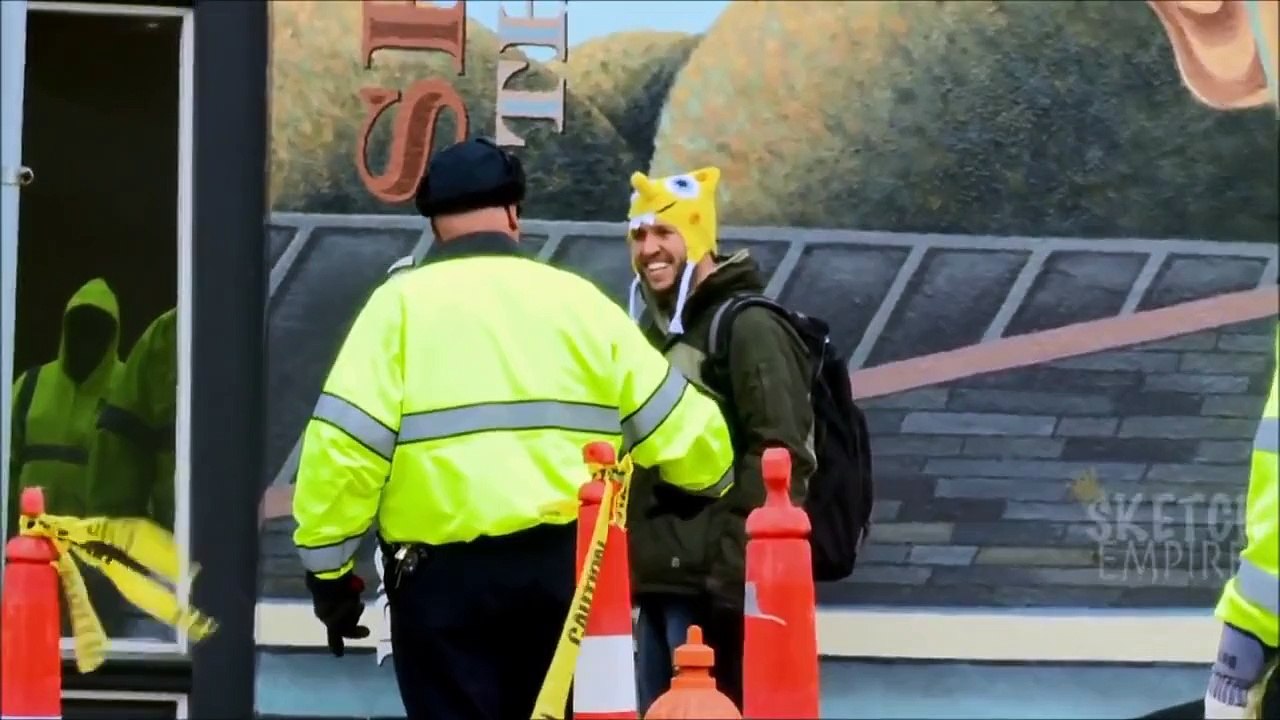 Polislerin önünde ieme akas (Türkçe Altyaz)
