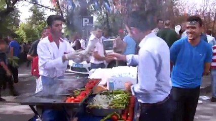 Salona sığmayanlar kongreyi dev ekrandan izliyor