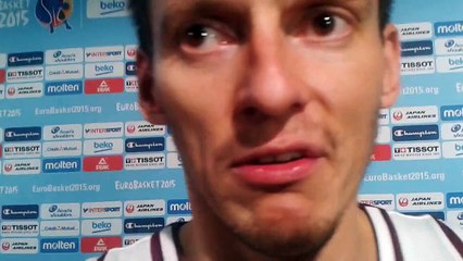 Ο Γιάνις Μπλουμς στο Contra.gr