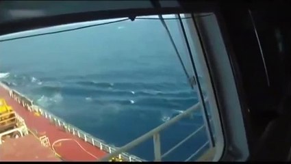 GUARDIAS DE SEGURIDAD DISPARAN A PIRATAS SOMALÍES