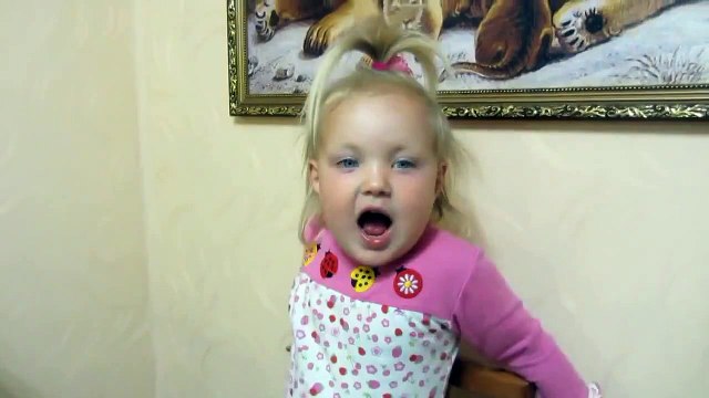 Маленькая девочка читает стихотворение о бабушке. Шикарно