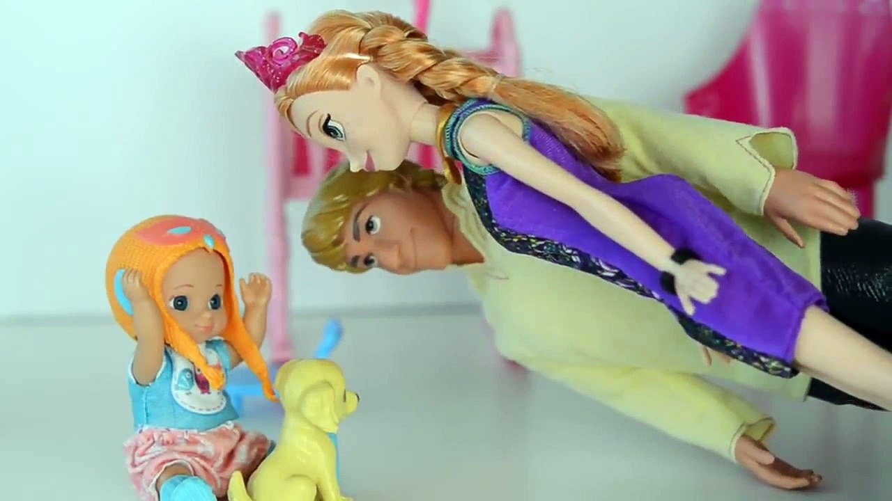 Anna Frozen volta do Cinema e encontra Gabriel com Cachorrinho Pituxinho em Portugues [Par
