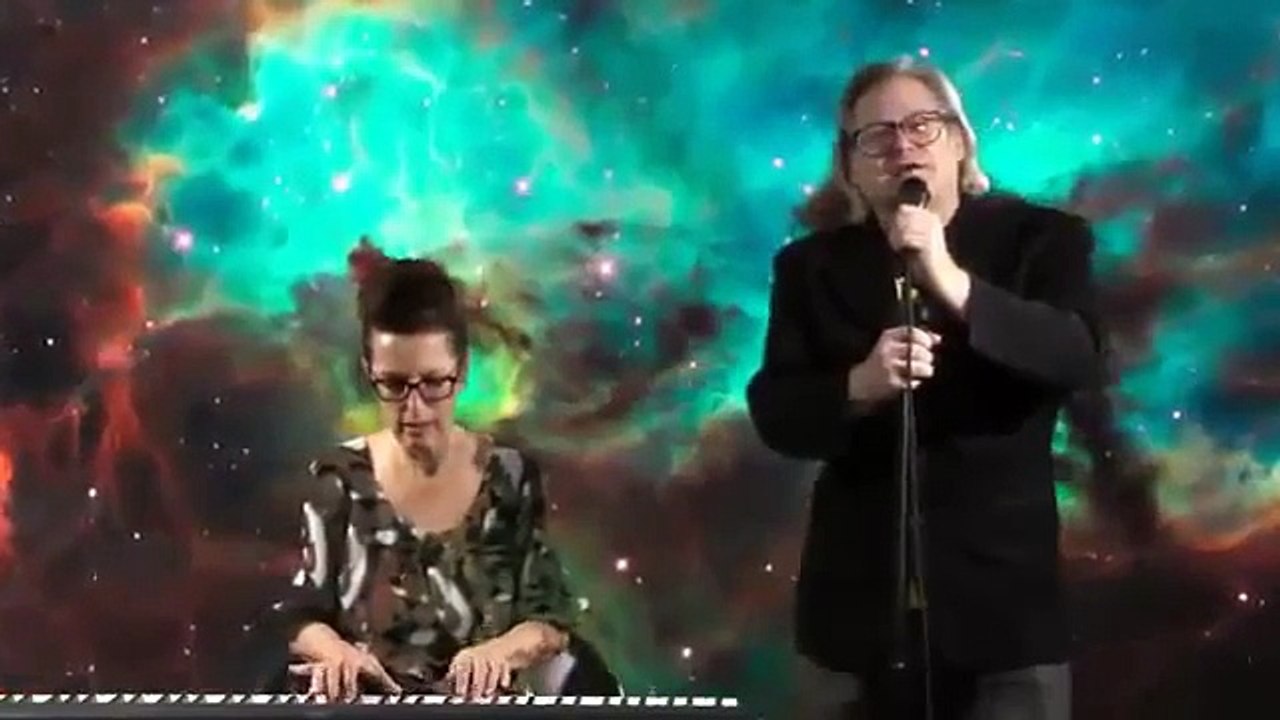 Captain Kirk knew How To Treat an Alien Space Girl