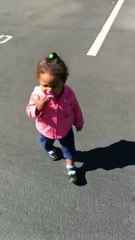 Une petite fille a peur de son ombre