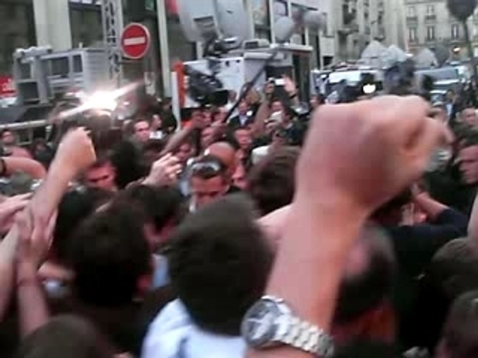 Sarkozy sort dans la rue!