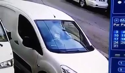Il allume une cigarette dans une voiture GPL