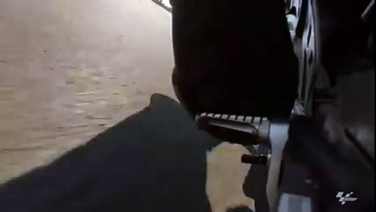 Repose-pied de moto vs Bitume au cours d'une chute en itale