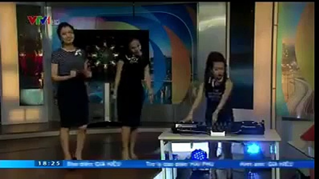 DJ Trang Moon quẩy cùng 2 MC VTV  Lên đê các chụy ơi