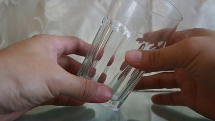 你知道如何将杯子平衡的摆放成45°度吗？