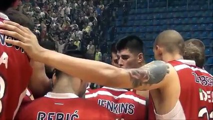 Navijači Partizana gađali igrače Zvezde mobilnim telefonom